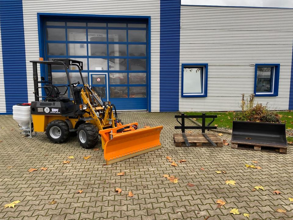 Radlader/Hoflader BK906 inkl. Winter-Komplettpaket *INKL.19% MWST.*BERGER KRAUS*PERKINS*EURO*SOFORT!* - Compact loader: picture 1 Radlader/Hoflader BK906 inkl. Winter-Komplettpaket *INKL.19% MWST.*BERGER KRAUS*PERKINS*EURO*SOFORT!* - Compact loader: picture 1