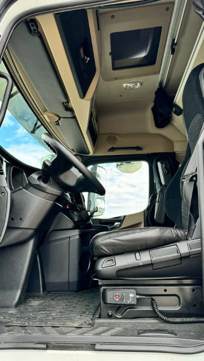 Interior photo 1: Tractor unit MERCEDES-BENZ Actros 1845  with retarder