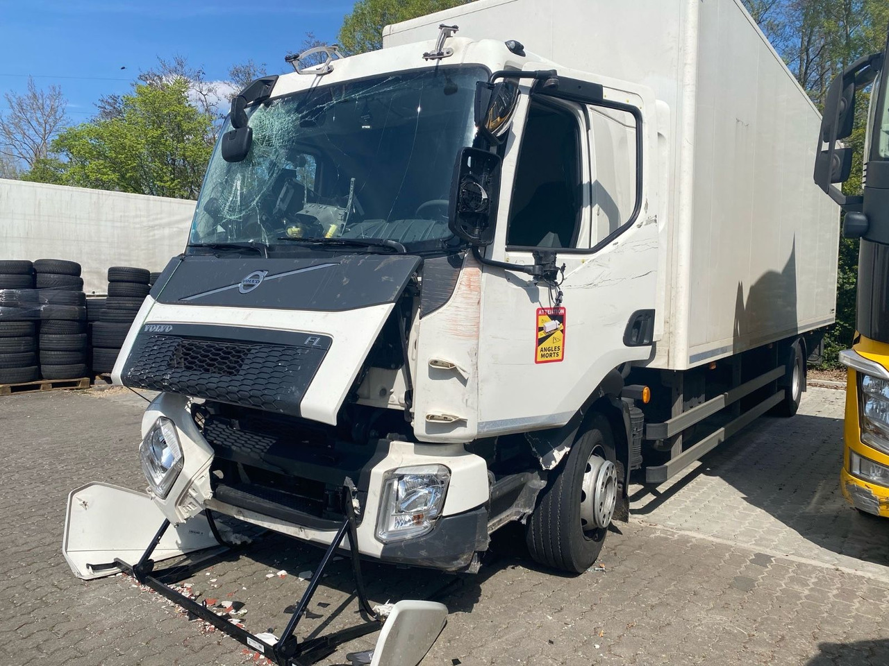 Volvo FL 16.280 Koffer Unfallschaden - Box truck: picture 5 Volvo FL 16.280 Koffer Unfallschaden - Box truck: picture 5