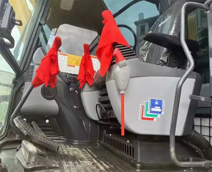 Komatsu PC220-8 - Crawler excavator: picture 2 Komatsu PC220-8 - Crawler excavator: picture 2