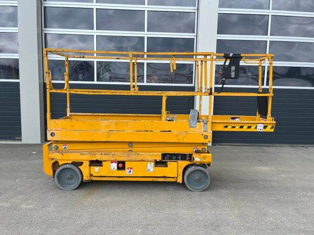 Haulotte Compact 8 - Scherenarbeitsbühne 8,2m, BJ 2014 - Scissor lift: picture 1 Haulotte Compact 8 - Scherenarbeitsbühne 8,2m, BJ 2014 - Scissor lift: picture 1