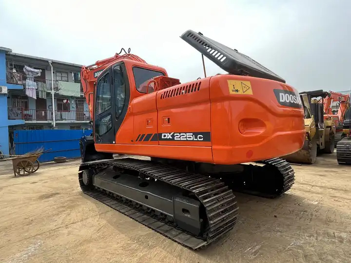 Good Price Tracked Excavator Doosan Dx225 Dx150 Korea Construction Machinery In Shanghai - Crawler excavator: picture 3 Good Price Tracked Excavator Doosan Dx225 Dx150 Korea Construction Machinery In Shanghai - Crawler excavator: picture 3