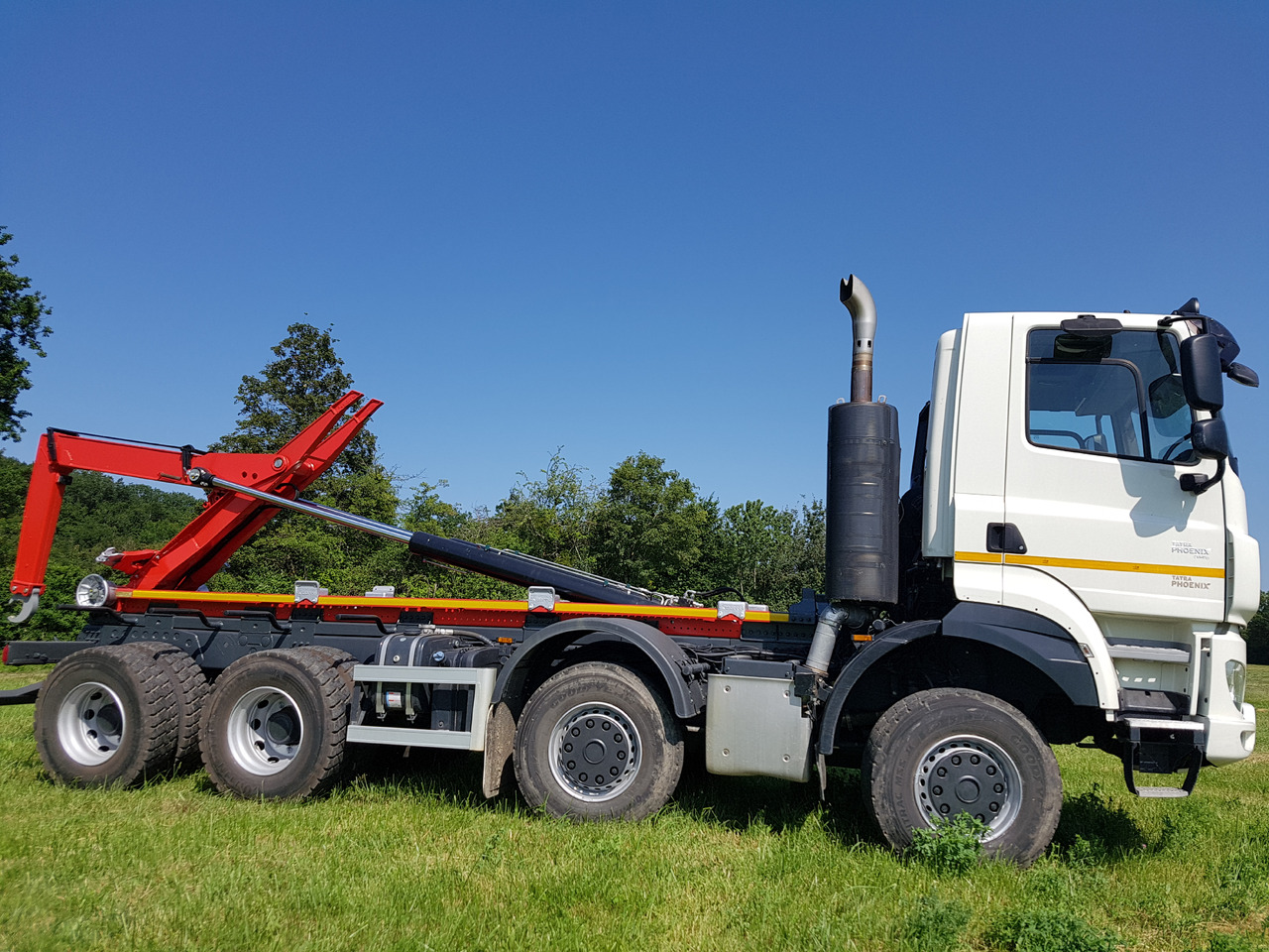Tatra 8x8 ampiroll - Hook lift truck: picture 1 Tatra 8x8 ampiroll - Hook lift truck: picture 1