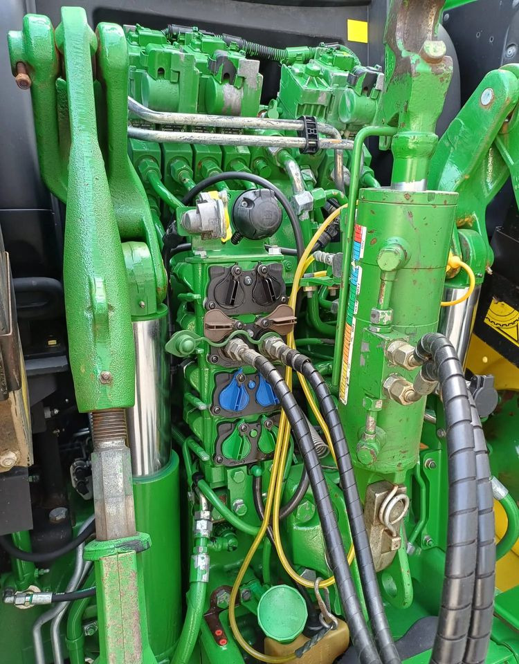 John Deere 6195R - Farm tractor: picture 4 John Deere 6195R - Farm tractor: picture 4