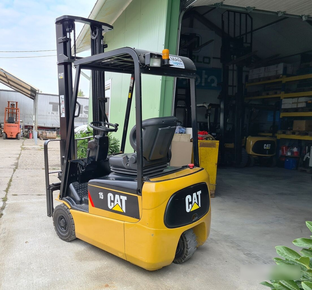 Caterpillar 15 - Forklift: picture 1 Caterpillar 15 - Forklift: picture 1