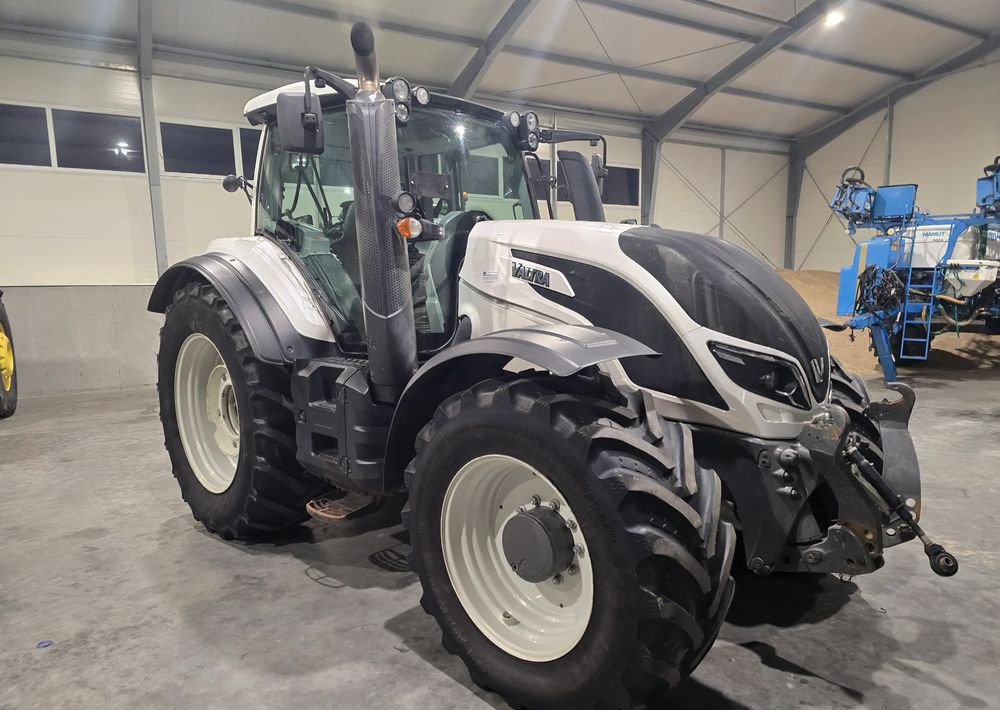 Valtra T 174S - Farm tractor: picture 1 Valtra T 174S - Farm tractor: picture 1