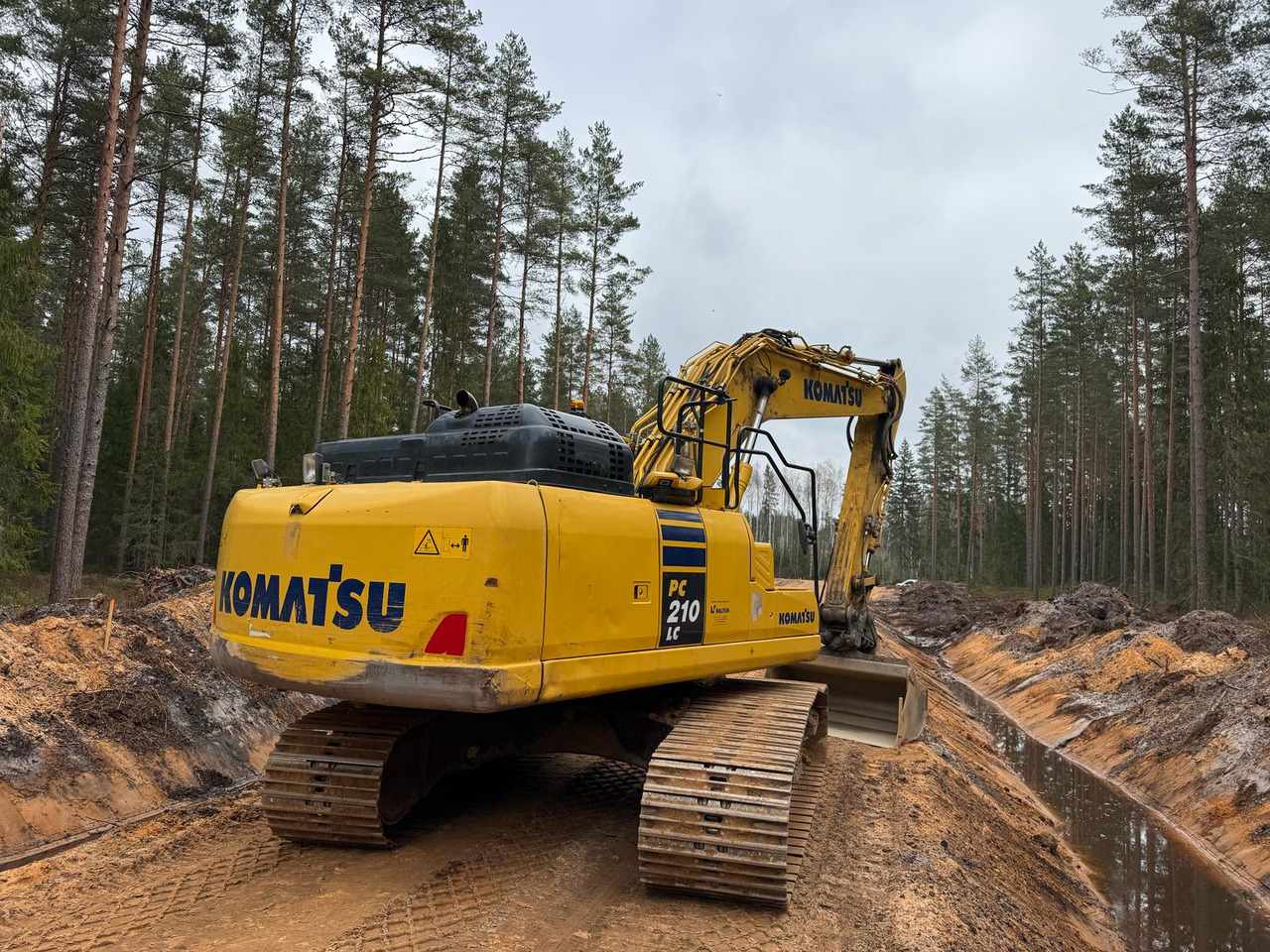 KOMATSU PC210LC-11 - Crawler excavator: picture 2 KOMATSU PC210LC-11 - Crawler excavator: picture 2