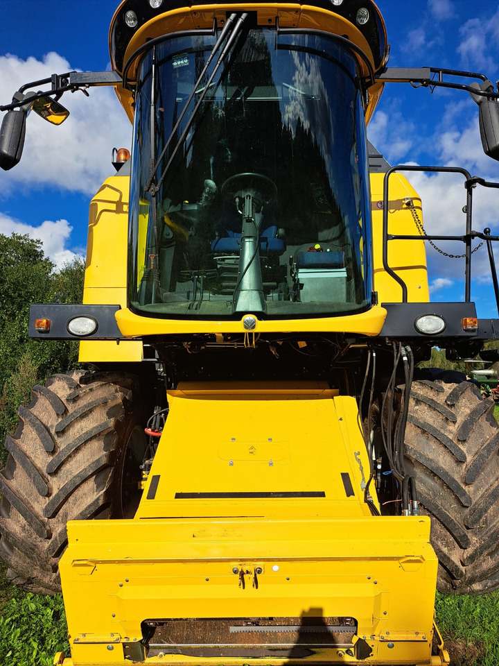 NEW HOLLAND TC 5.90 - Combine harvester: picture 2 NEW HOLLAND TC 5.90 - Combine harvester: picture 2
