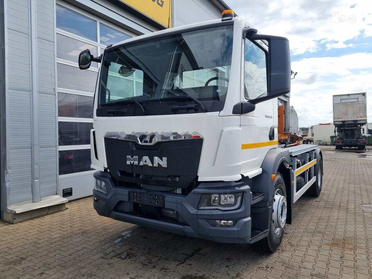 MAN TGM 18 250 - Hook lift truck: picture 1 MAN TGM 18 250 - Hook lift truck: picture 1