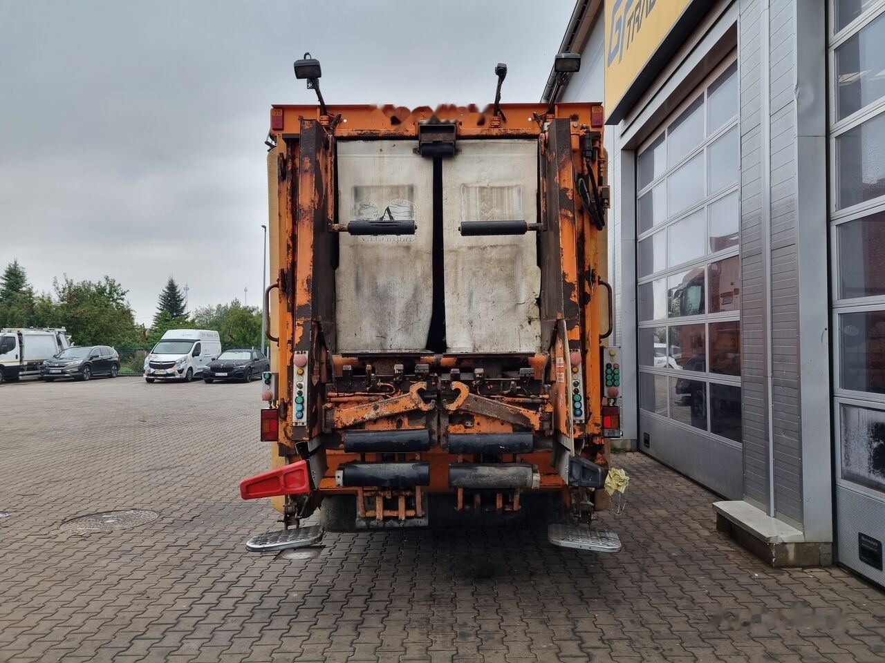 Garbage truck MAN TGS 28.320: picture 8