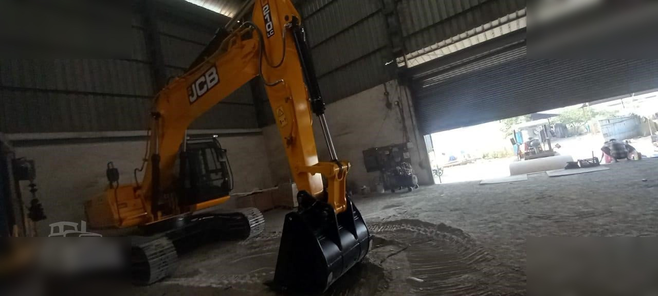 New Crawler excavator JCB JS210 LC: picture 8