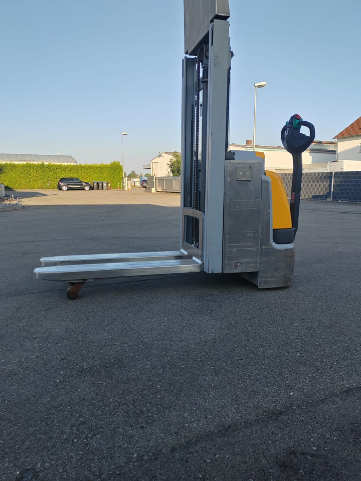 Jungheinrich EJC 112z/ remote control/ acid protect/ initial/ 511h - Stacker: picture 4 Jungheinrich EJC 112z/ remote control/ acid protect/ initial/ 511h - Stacker: picture 4