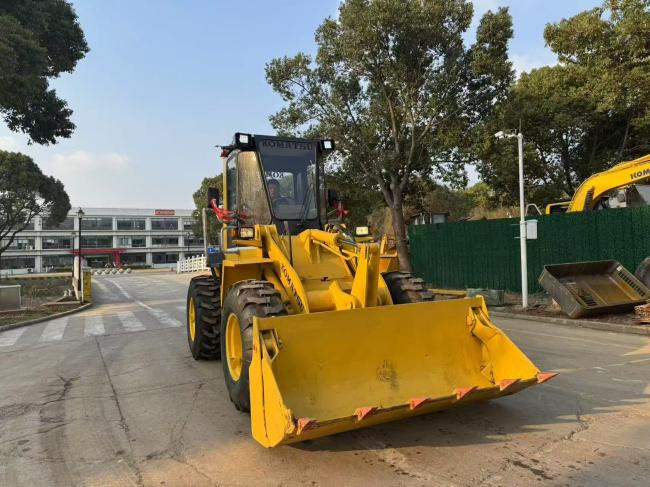 Komatsu WA100 - Wheel loader: picture 3 Komatsu WA100 - Wheel loader: picture 3