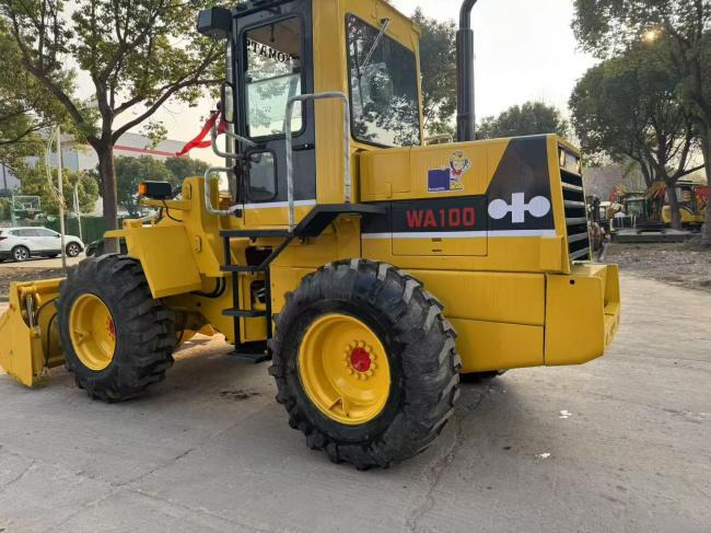 Komatsu WA100 - Wheel loader: picture 4 Komatsu WA100 - Wheel loader: picture 4