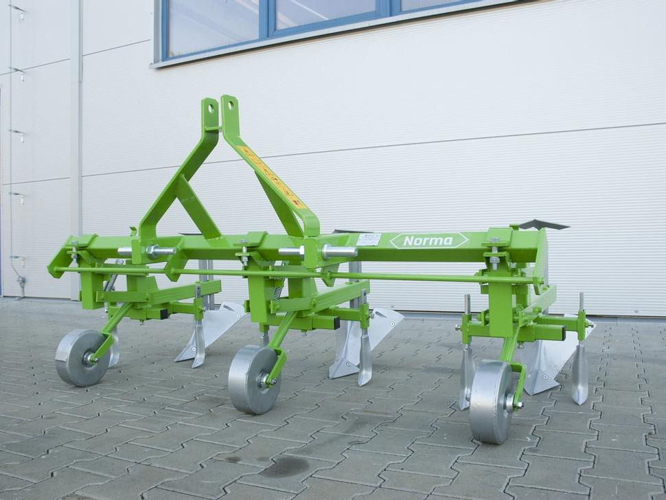 Bomet Jäthacke-Häufler / Hoe ridger / Butteuse / Rincalzatore assolcatore / Полольник-окучник / Obsypnik - Soil tillage equipment: picture 1 Bomet Jäthacke-Häufler / Hoe ridger / Butteuse / Rincalzatore assolcatore / Полольник-окучник / Obsypnik - Soil tillage equipment: picture 1