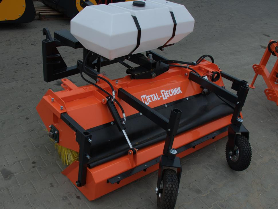 METAL-TECHNIK Kehrmaschine / Sweeper / Balayeuse / Spazzolatrice / Подметательно-уборочная машина / Zamiatarka 2 m - Broom for Front loader for tractor: picture 2 METAL-TECHNIK Kehrmaschine / Sweeper / Balayeuse / Spazzolatrice / Подметательно-уборочная машина / Zamiatarka 2 m - Broom for Front loader for tractor: picture 2