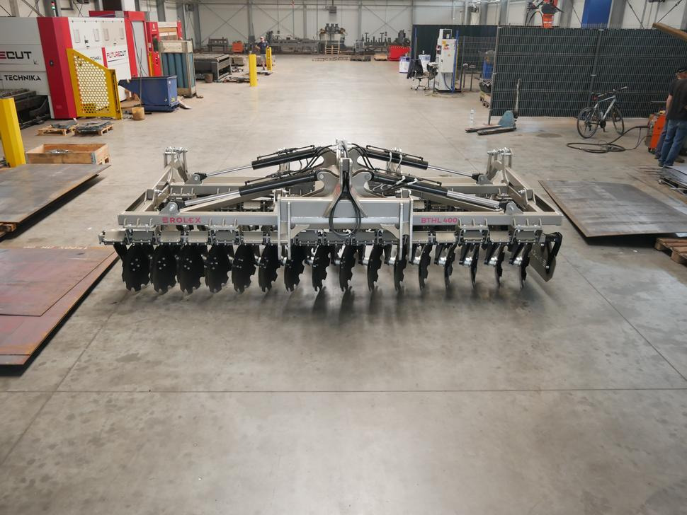 ROLEX Hydraulische Scheibenegge / Hydraulic discs harrow / Dechaumeur à disques / Erpice a dischi / Гидравлическая дисковая борона / Brona talerzowa hydraulicznie składana lekka 4 m - Disc harrow: picture 1 ROLEX Hydraulische Scheibenegge / Hydraulic discs harrow / Dechaumeur à disques / Erpice a dischi / Гидравлическая дисковая борона / Brona talerzowa hydraulicznie składana lekka 4 m - Disc harrow: picture 1