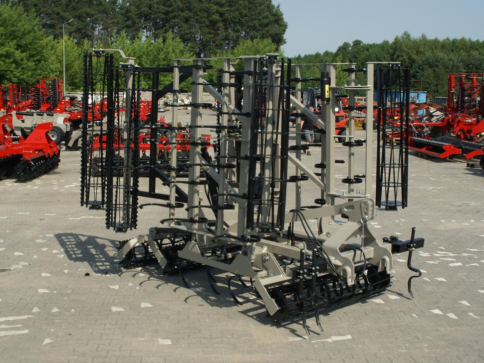 ROLEX Saatbettkombination / Hydraulically cultivator / Vibroculteur / Aggregato di coltivazione / Почвообрабатывающий гидравлический складывающийся агрегат / Agregat uprawowy hydraulicznie składany - Cultivator: picture 1 ROLEX Saatbettkombination / Hydraulically cultivator / Vibroculteur / Aggregato di coltivazione / Почвообрабатывающий гидравлический складывающийся агрегат / Agregat uprawowy hydraulicznie składany - Cultivator: picture 1