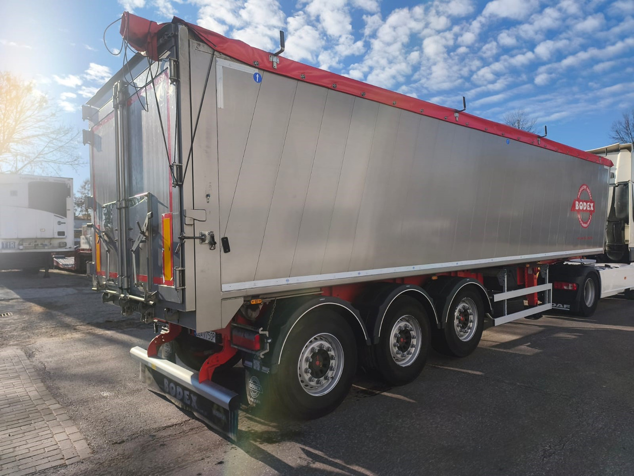 BODEX KIS3B KIS3WA - Tipper semi-trailer: picture 4 BODEX KIS3B KIS3WA - Tipper semi-trailer: picture 4