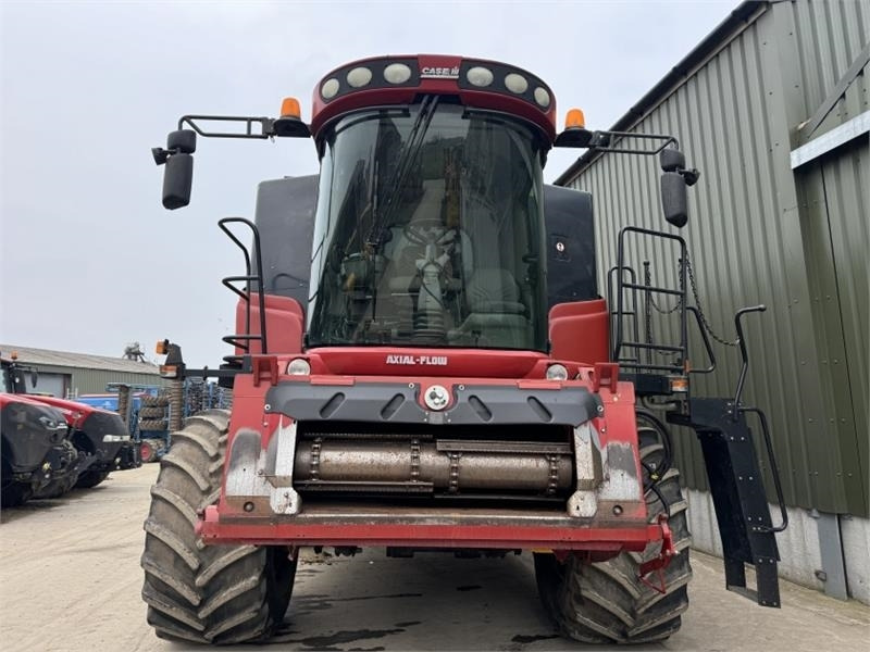 Case Axial Flow AFX 8010 c/w 30ft Header  - Harvester attachment: picture 5 Case Axial Flow AFX 8010 c/w 30ft Header  - Harvester attachment: picture 5