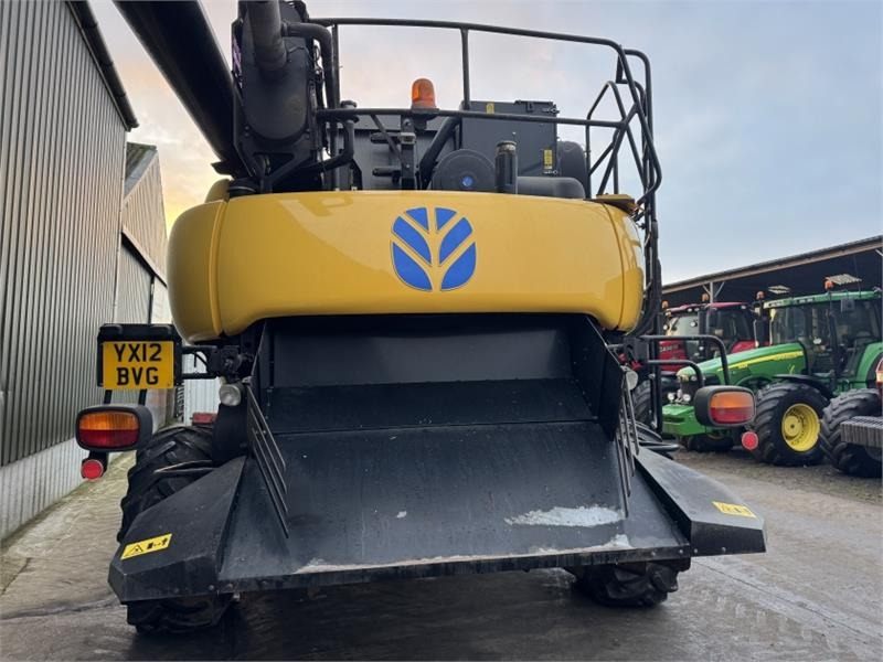 New Holland CR9080 c/w 30ft Varifeed Header - Harvester attachment: picture 5 New Holland CR9080 c/w 30ft Varifeed Header - Harvester attachment: picture 5