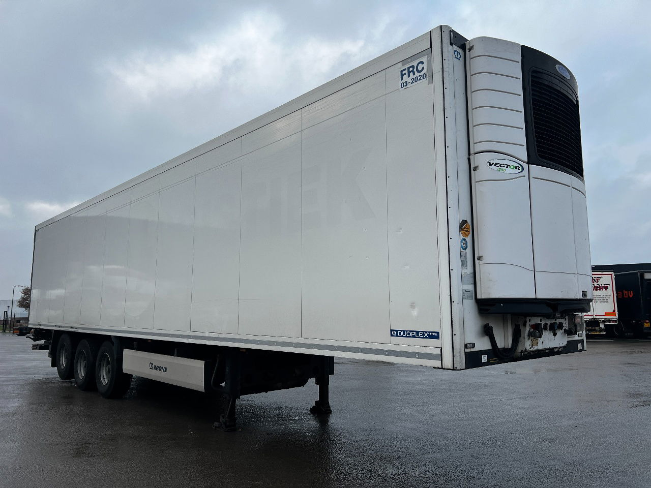 Krone SD met Carrier Vector 1550 en dhollandia laadklep - Refrigerator semi-trailer: picture 2 Krone SD met Carrier Vector 1550 en dhollandia laadklep - Refrigerator semi-trailer: picture 2
