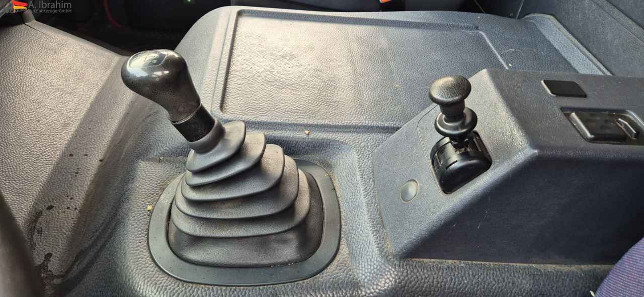 Mercedes-Benz 823 LBW | Radstand 4900 mm | 7.2 m Pritsche Klima | 3 Pedals - Curtain side van: picture 3 Mercedes-Benz 823 LBW | Radstand 4900 mm | 7.2 m Pritsche Klima | 3 Pedals - Curtain side van: picture 3