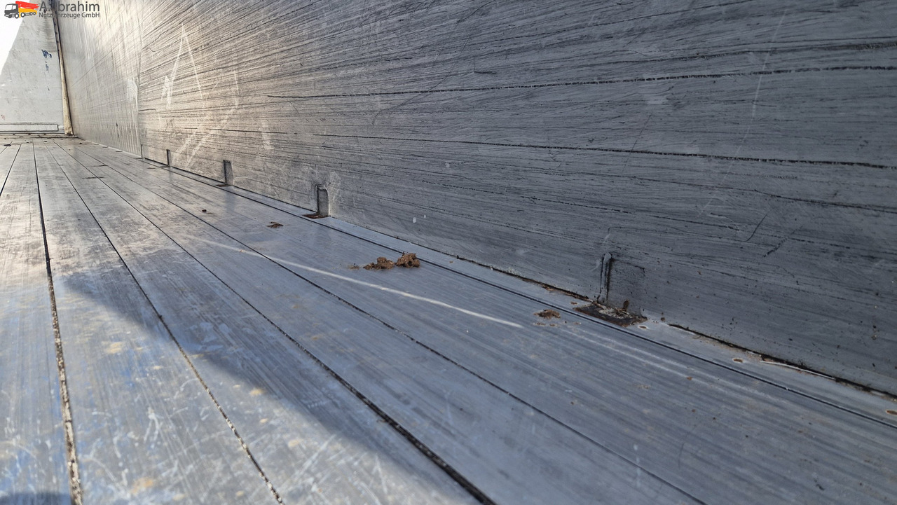 Schmitz SW 24 Schubboden, Liftachse,Ersatzradhalterung Kabelfernbedienung, Trichter - Walking floor semi-trailer: picture 3 Schmitz SW 24 Schubboden, Liftachse,Ersatzradhalterung Kabelfernbedienung, Trichter - Walking floor semi-trailer: picture 3