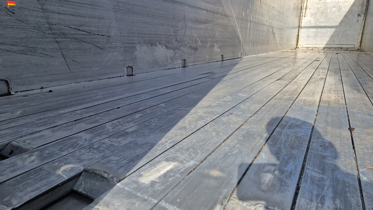 Schmitz SW 24 Schubboden, Liftachse,Ersatzradhalterung Kabelfernbedienung, Trichter - Walking floor semi-trailer: picture 2 Schmitz SW 24 Schubboden, Liftachse,Ersatzradhalterung Kabelfernbedienung, Trichter - Walking floor semi-trailer: picture 2