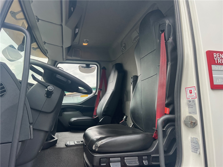 Box truck Renault D 19: picture 11 Box truck Renault D 19: picture 11