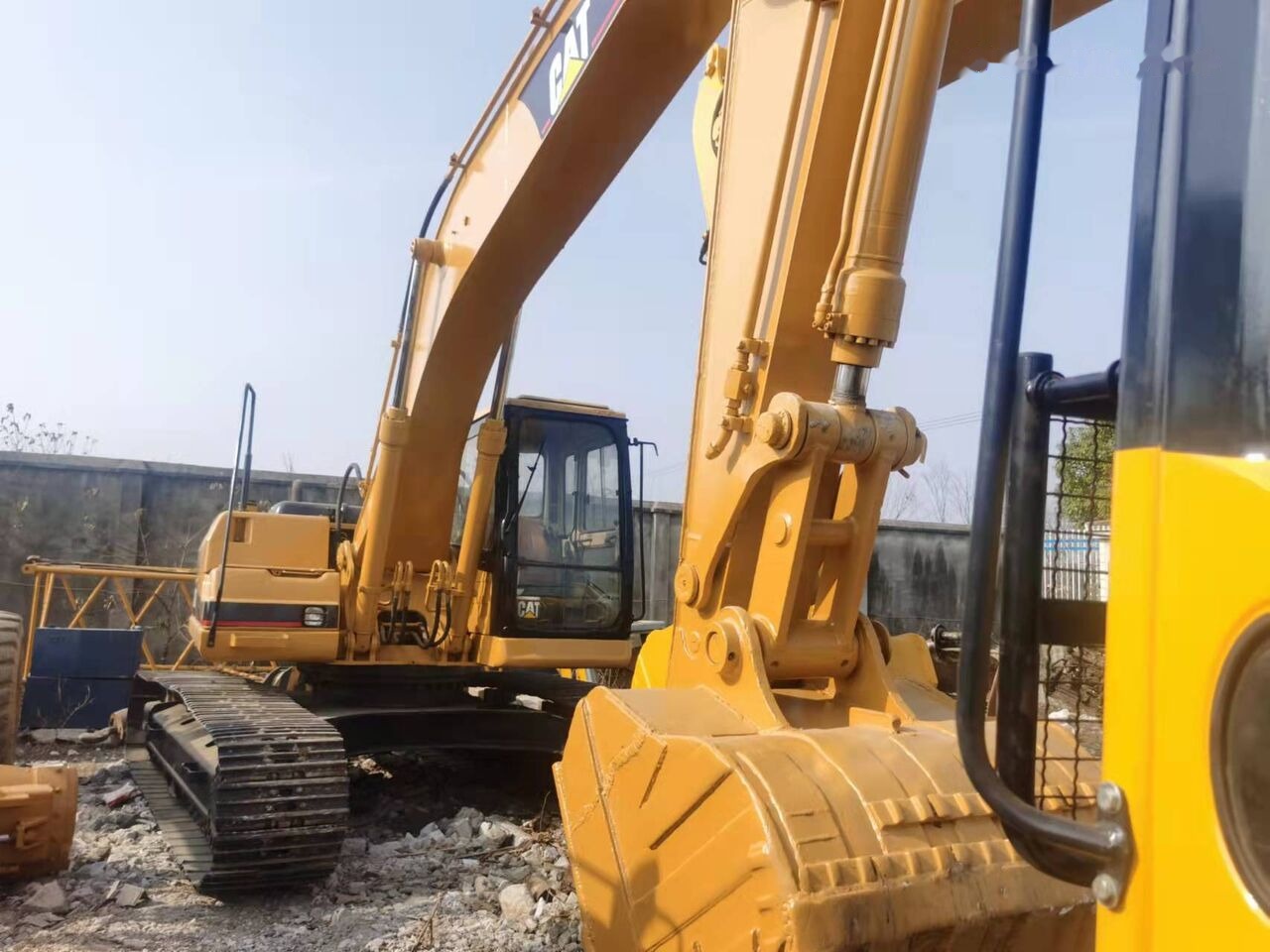 Crawler excavator Caterpillar 320B: picture 7