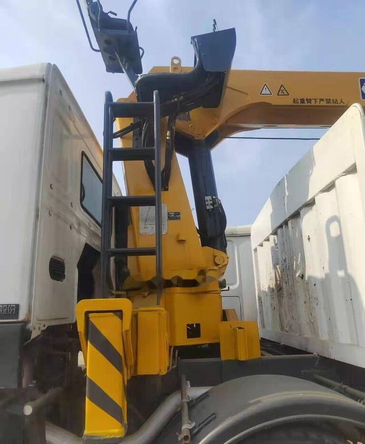 Howo 371 - Tipper, Crane truck: picture 2 Howo 371 - Tipper, Crane truck: picture 2