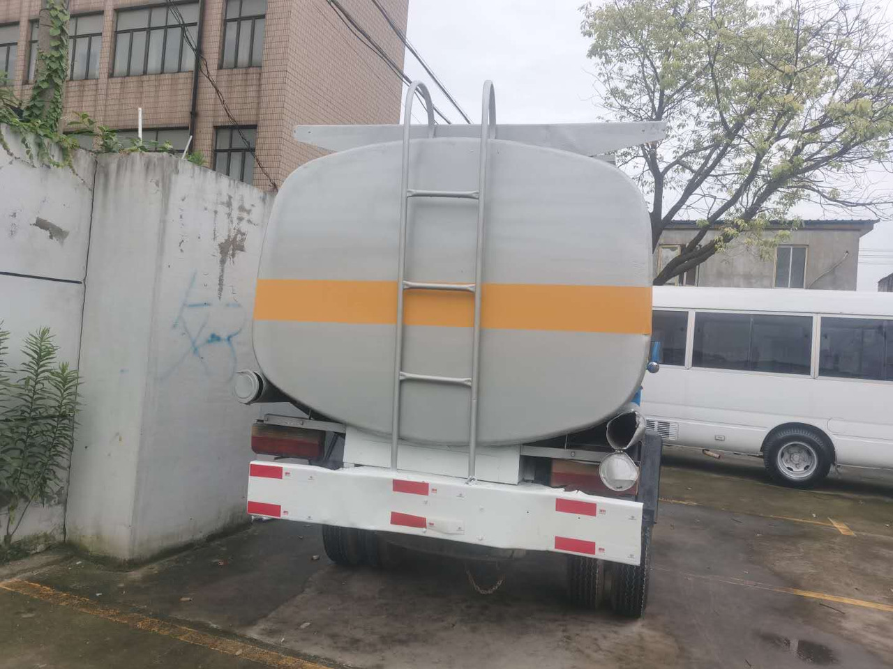 DONGFENG 6ton - Tank truck: picture 4 DONGFENG 6ton - Tank truck: picture 4