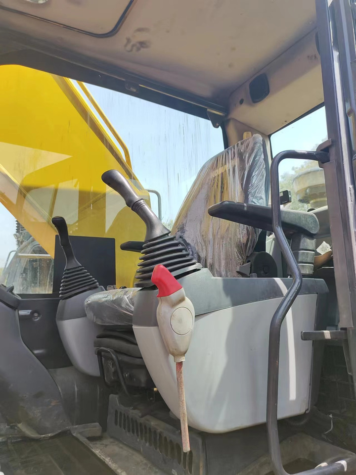 KOMATSU PC220-8 - Crawler excavator: picture 3 KOMATSU PC220-8 - Crawler excavator: picture 3