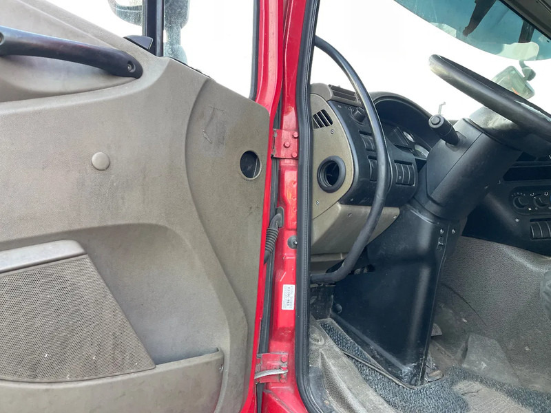 Interior photo 1: Tractor unit DAF CF 85 Tractor unit