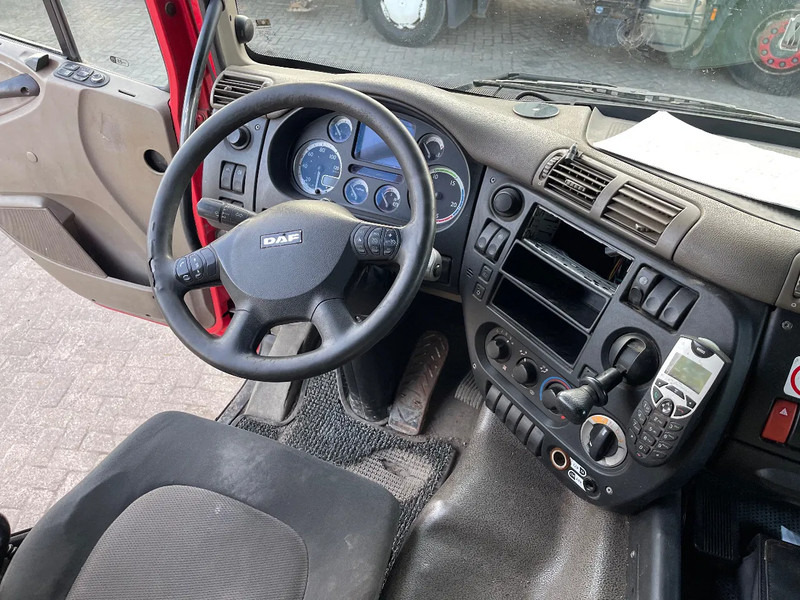 Interior photo 2: Tractor unit DAF CF 85 Tractor unit