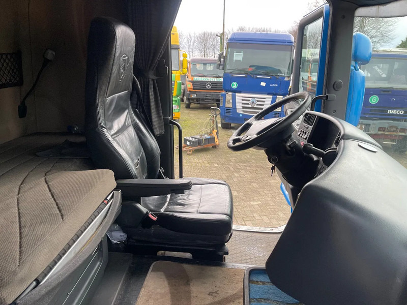 Interior photo 3: Tractor unit Scania R560 V8 Tractor unit