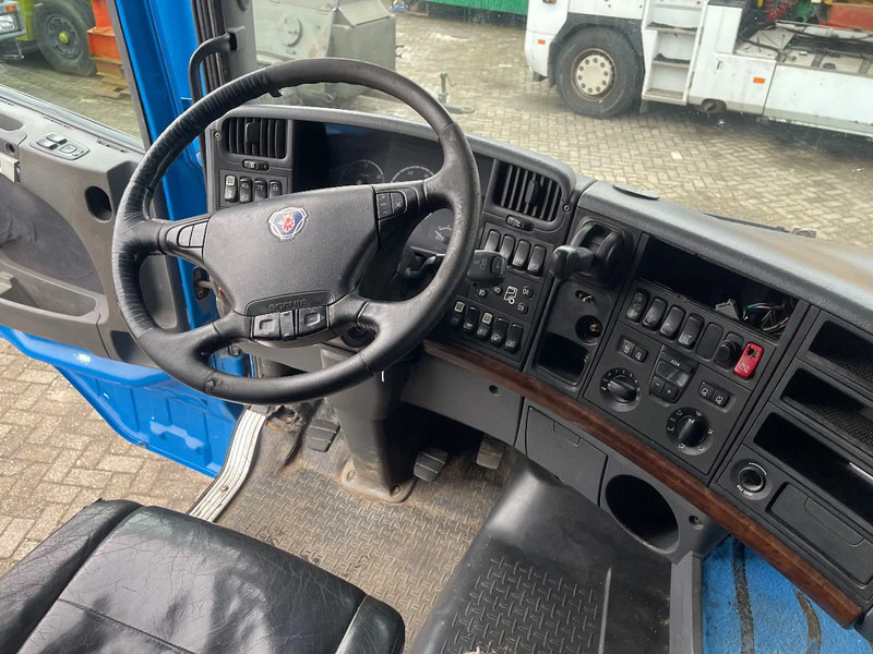 Interior photo 2: Tractor unit Scania R560 V8 Tractor unit