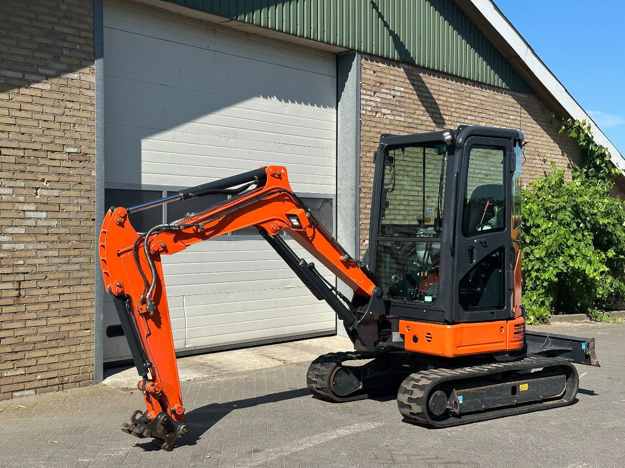 Hitachi ZX26U-6CR - Mini excavator: picture 3 Hitachi ZX26U-6CR - Mini excavator: picture 3