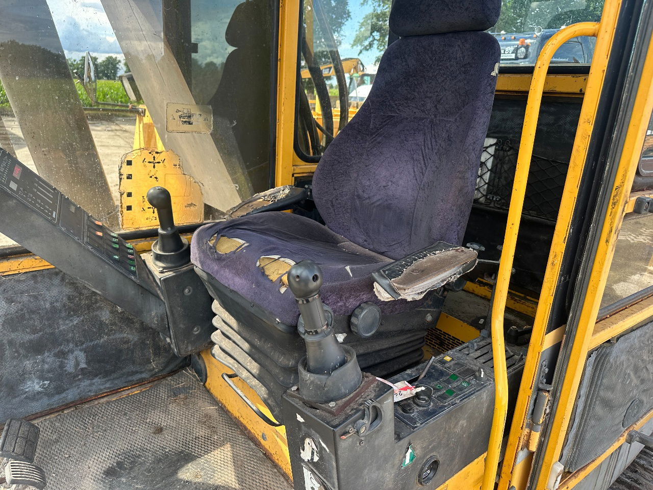 Crawler excavator Volvo EC200: picture 8