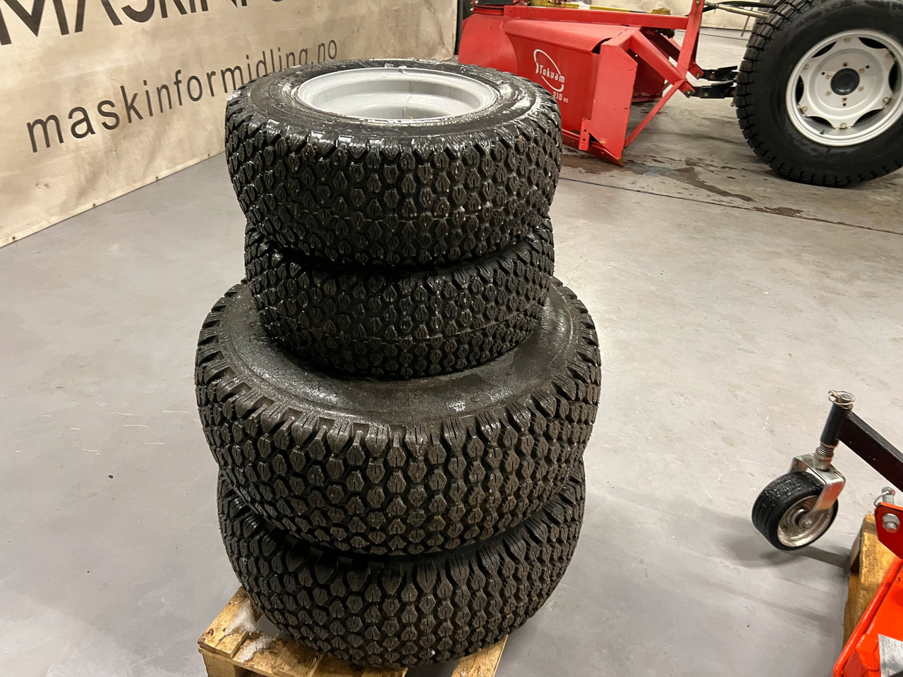 Dekk passer Massey Ferguson 1525 - Wheel and tire package for Farm tractor: picture 1 Dekk passer Massey Ferguson 1525 - Wheel and tire package for Farm tractor: picture 1