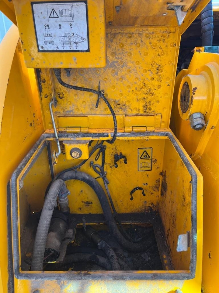 Crawler excavator JCB JS 220 LC: picture 14