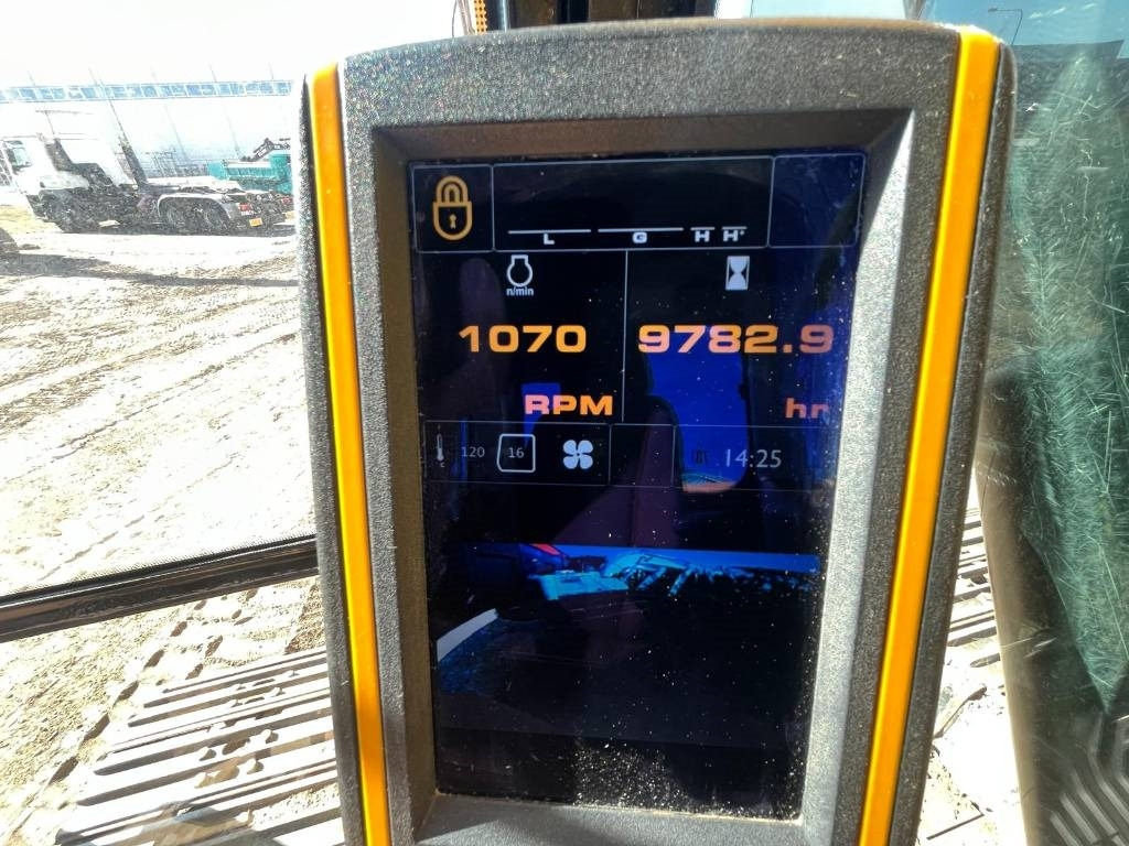 Crawler excavator JCB JS 220 LC: picture 15