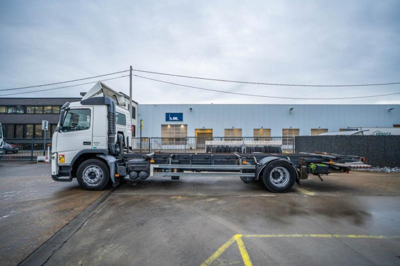 Container transporter/ Swap body truck Volvo FM 330: picture 6