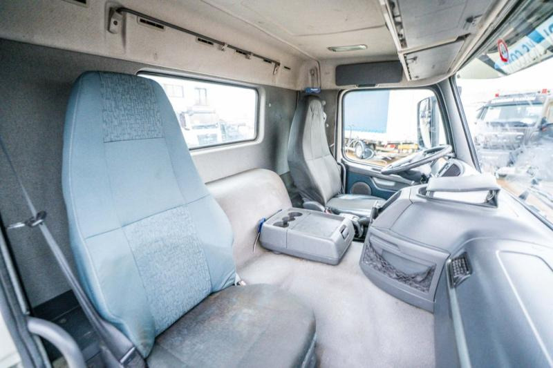 Container transporter/ Swap body truck Volvo FM 330: picture 10