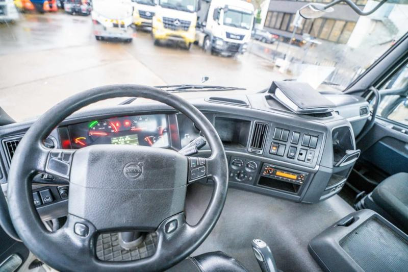 Container transporter/ Swap body truck Volvo FM 330: picture 8