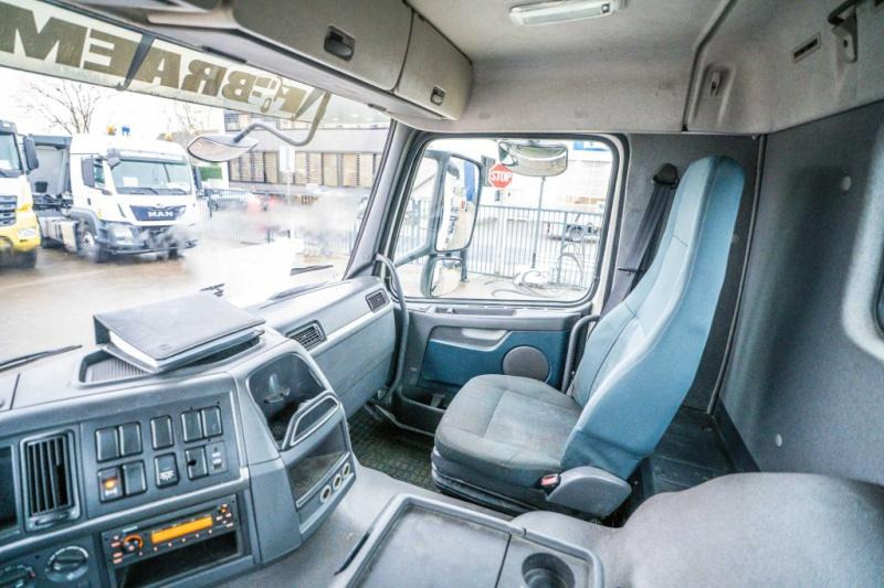 Container transporter/ Swap body truck Volvo FM 330: picture 7