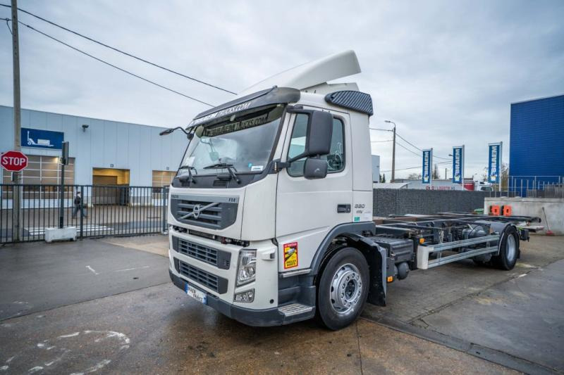 Volvo FM 330 - Container transporter/ Swap body truck: picture 1 Volvo FM 330 - Container transporter/ Swap body truck: picture 1