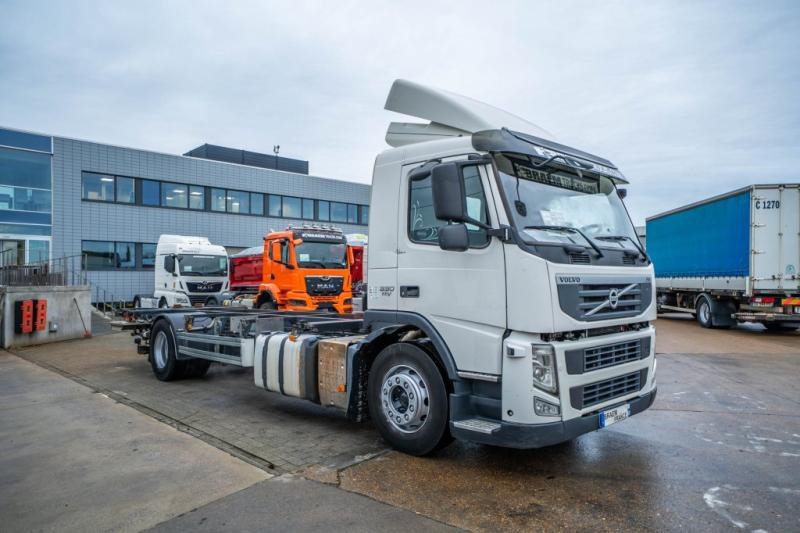 Volvo FM 330 - Container transporter/ Swap body truck: picture 2 Volvo FM 330 - Container transporter/ Swap body truck: picture 2
