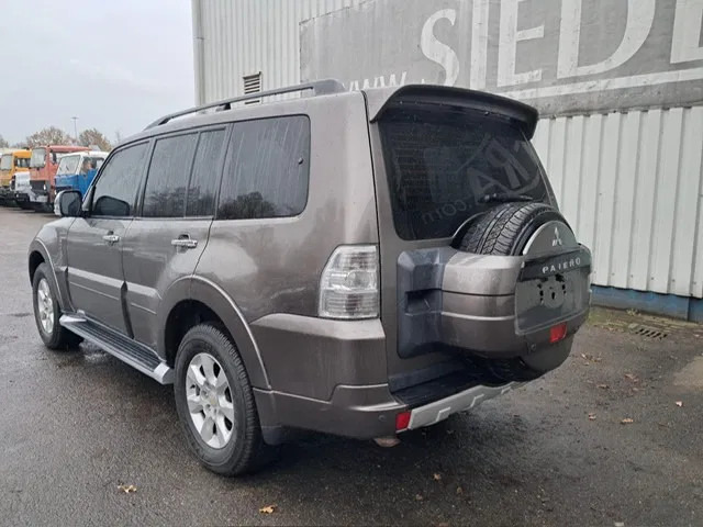 Mitsubishi Pajero GLS 3.5 - V6 , 4x4 , 7 Pers. , Full option - Car: picture 5 Mitsubishi Pajero GLS 3.5 - V6 , 4x4 , 7 Pers. , Full option - Car: picture 5